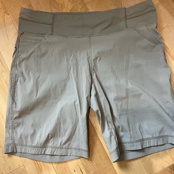 Lucy Women’s Grey Athletic Shorts size Large - Picture 1 of 6